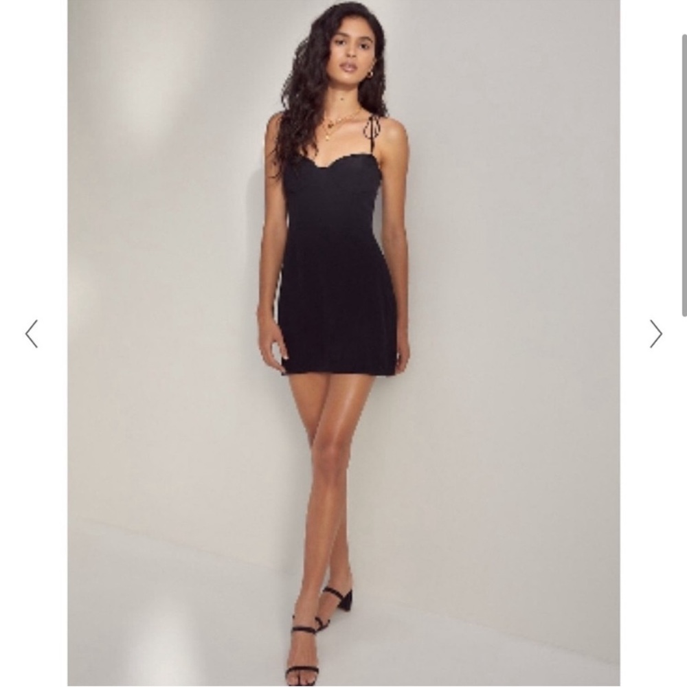 NWT Aritzia Wilfred Fable Dress
• Size 00
• Black